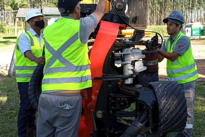 Técnicos realizando manutenção em cabeçote harvester florestal
